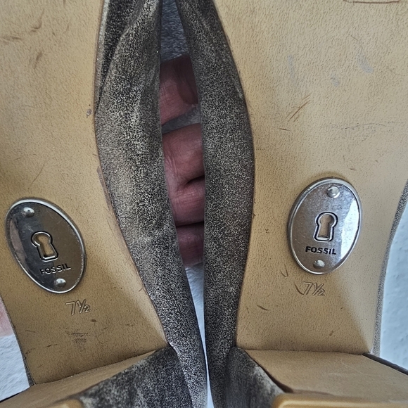 ANTIQUED GOLD FOSSIL PLATFORM SHOES - Picture 10 of 13